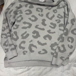 Perfectly Priscilla Women’s Grey leopard Knit Sweater. Size small